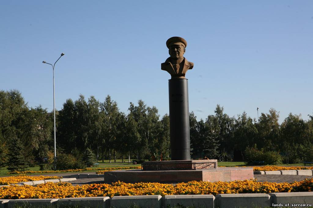 Где находится памятник жукова